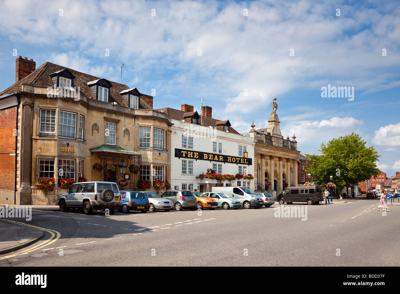 Devizes, Wiltshire, England, UK - The Bear Hotel und Corn Exchange Gebäude auf dem Marktplatz Stockfoto