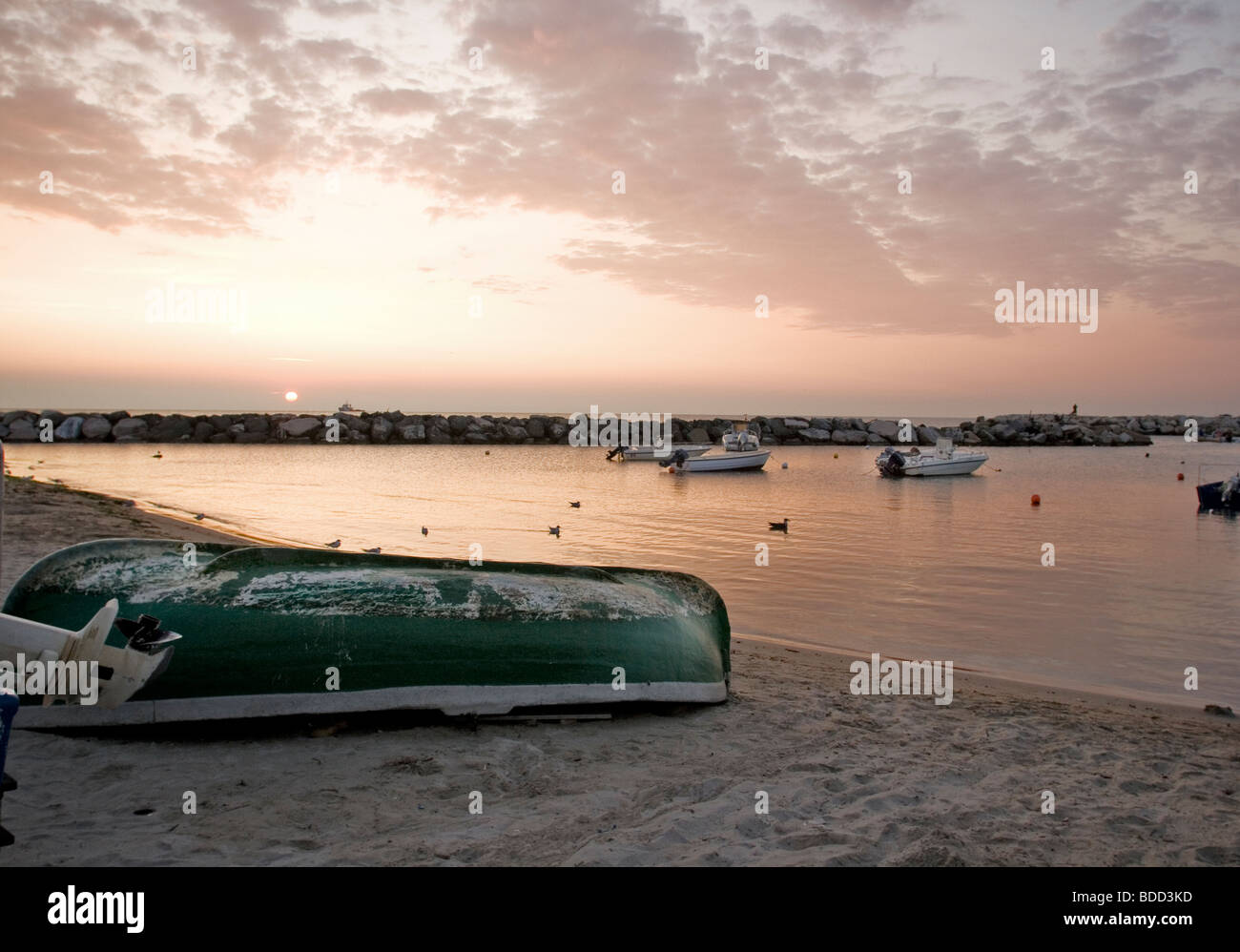 eine italienische Strand und Meer in der Morgendämmerung in den frühen Morgenstunden mit Möwe und fishership Stockfoto