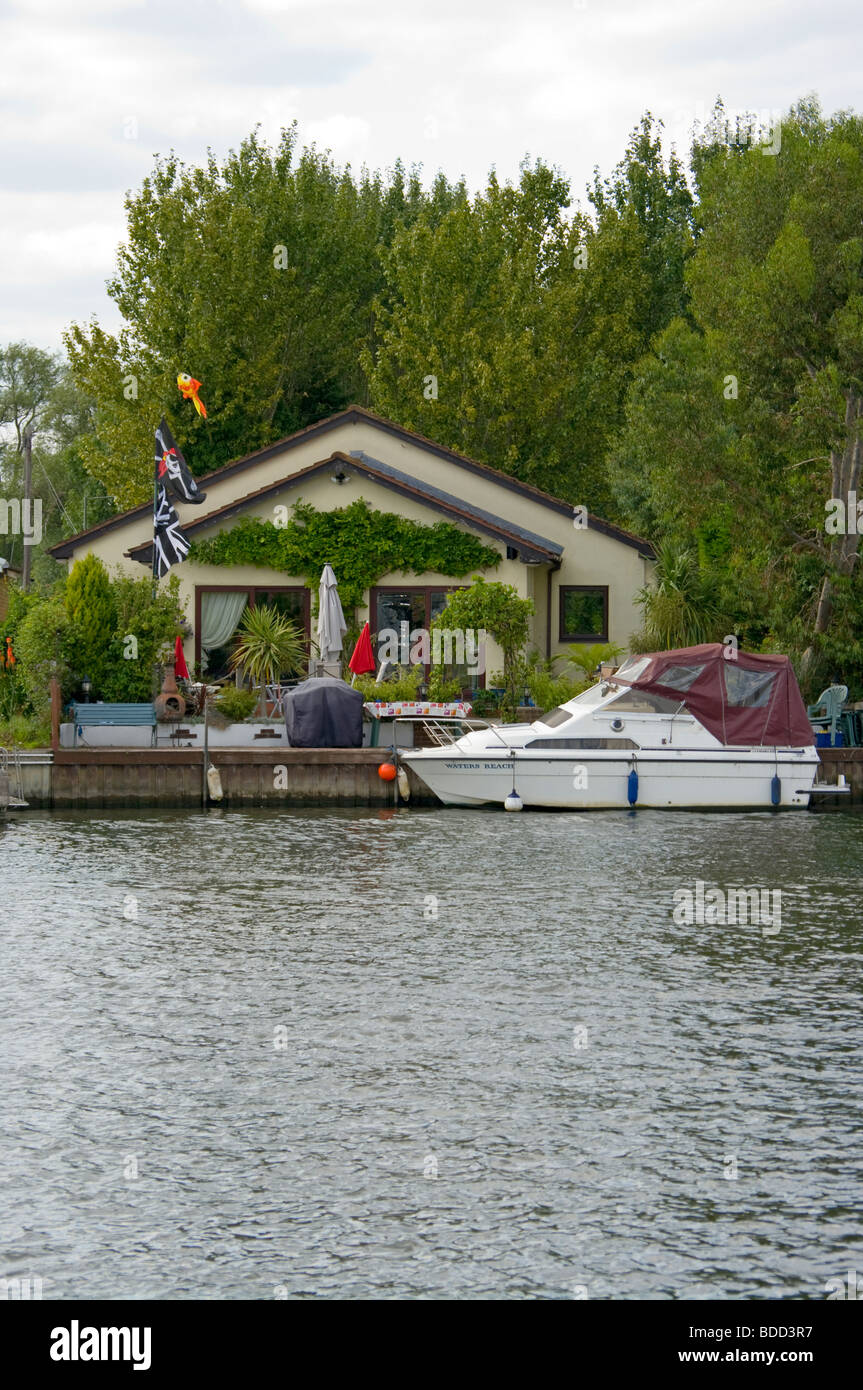 Riverside Hotel und festgemachten Boote auf Desborough Insel des Flusses Themse Walton Surrey Stockfoto