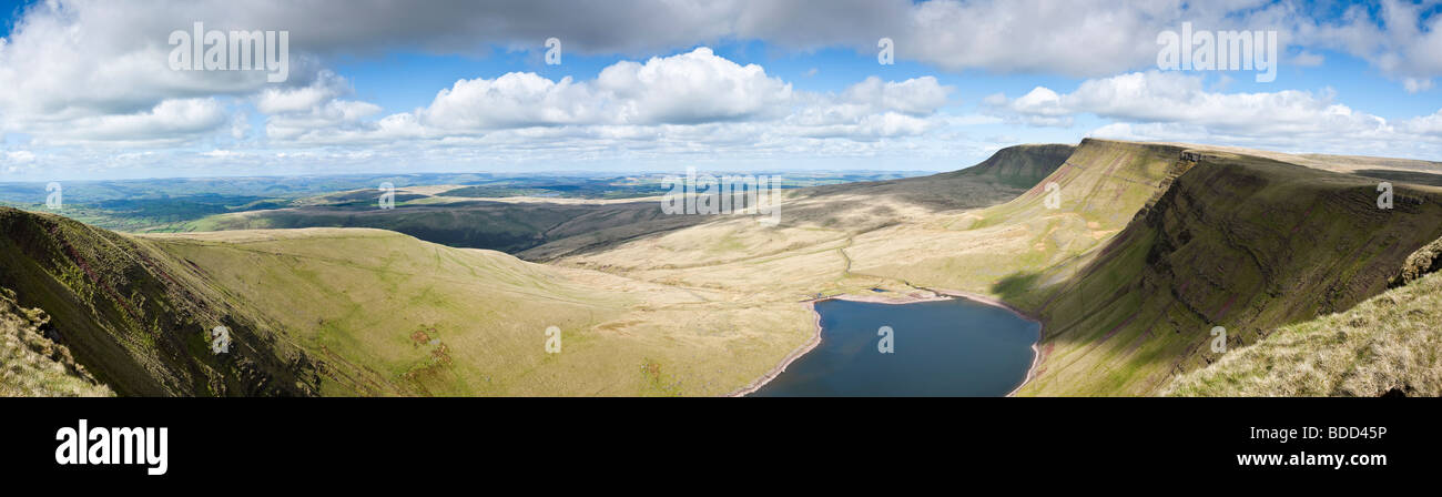 Panoramablick auf Llyn y Fan Fach und die nördlichen Böschung Picws Du und Fan Foel Brecon Beacons Wales Stockfoto