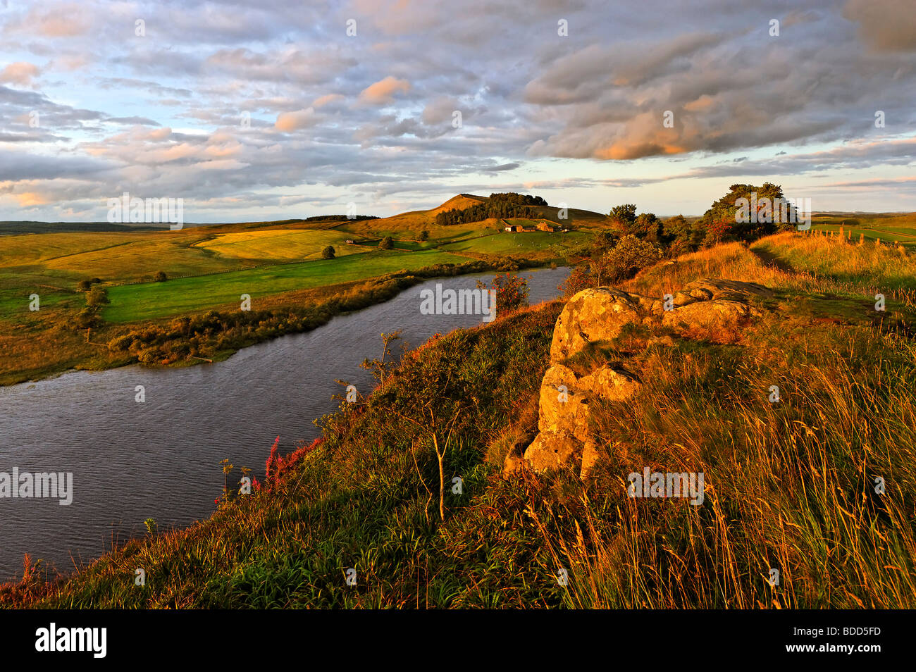 Der Hadrianswall Langstrecken Fußweg auf Highshield Klippen an einem Sommerabend. Stockfoto