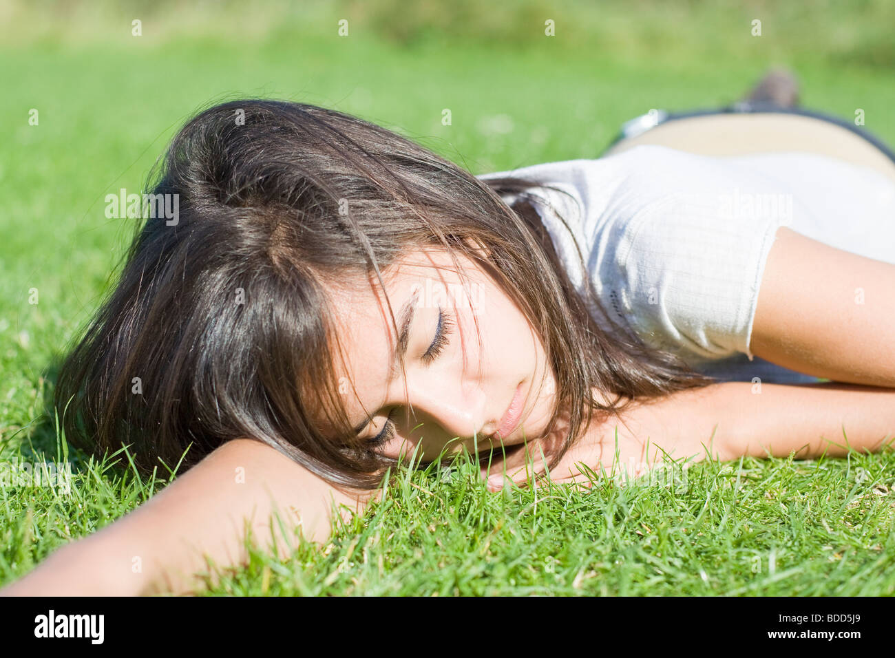 Teenager-Mädchen schlafen auf Rasen Stockfoto