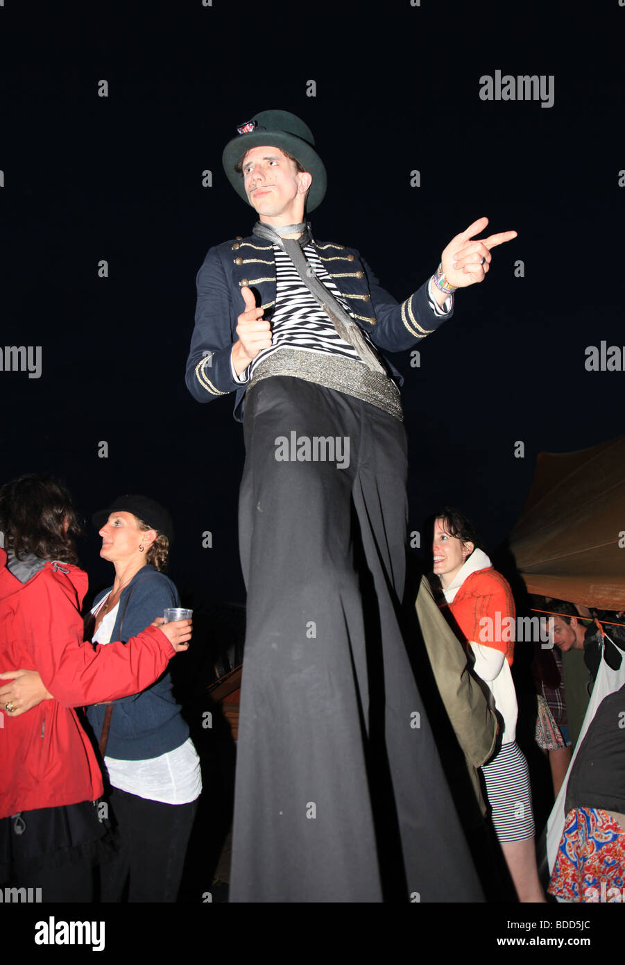 Betrunkener Mann auf Stelzen beim Glastonbury Festival 2009 Stockfoto