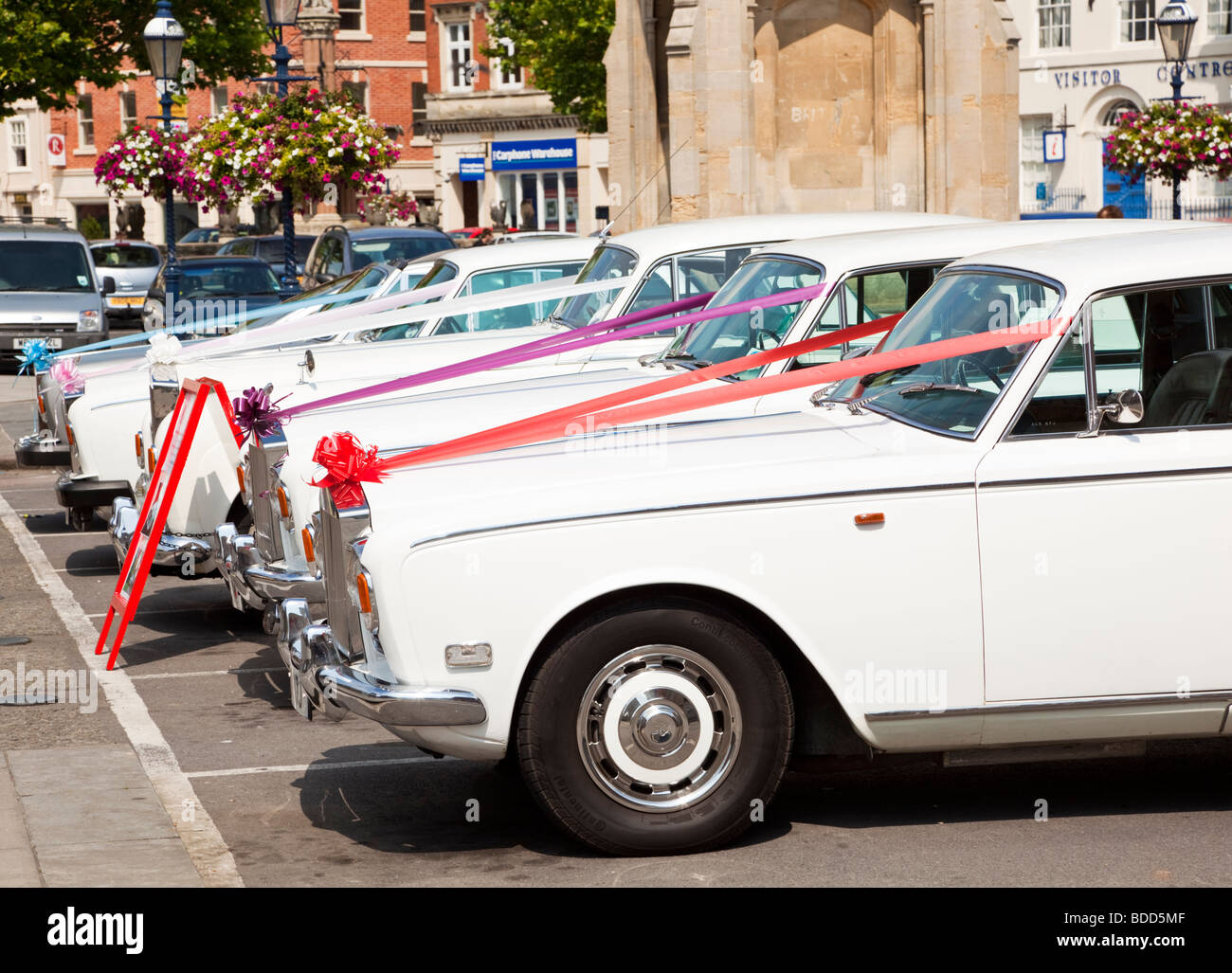 Reihe von weißen Rolls-Royce Hochzeit Autos mit Bändern England UK Stockfoto