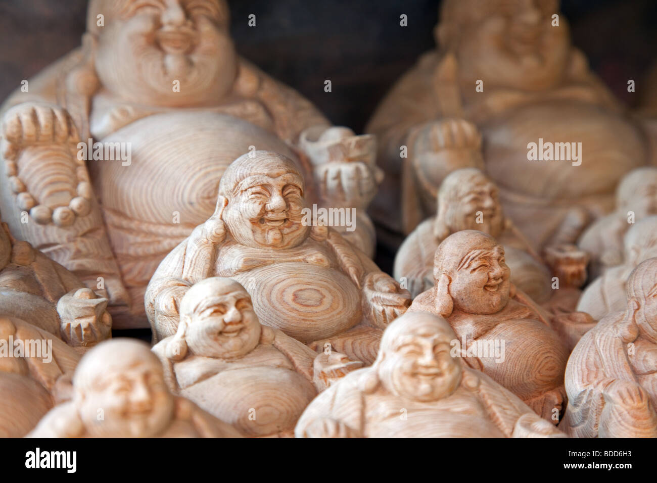 Hölzerne Carvings der lachende Buddha in Vietnam. Stockfoto