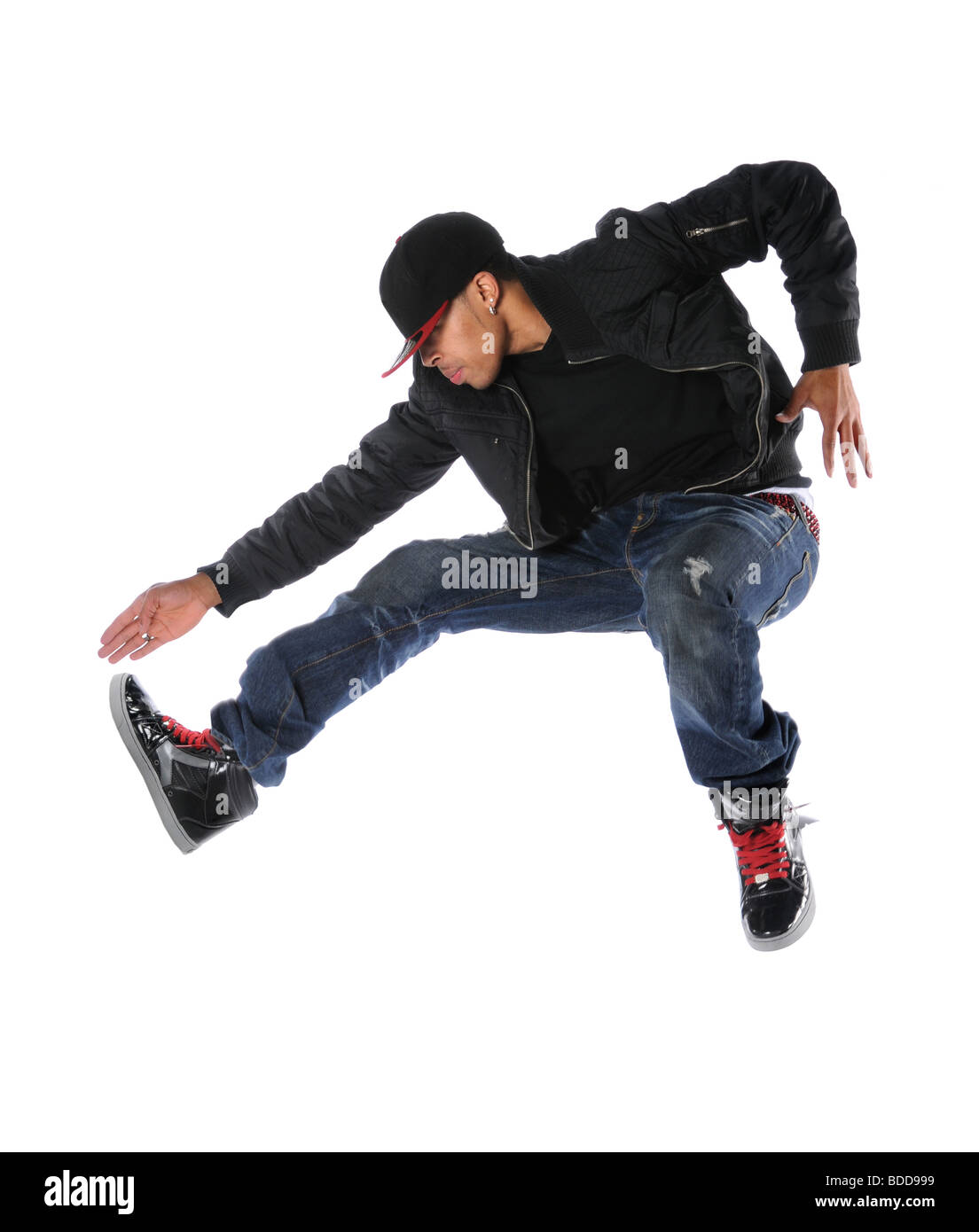 Afrikanische amerikanische Hip-Hop-Tänzer springen über weißen isoliert Stockfoto