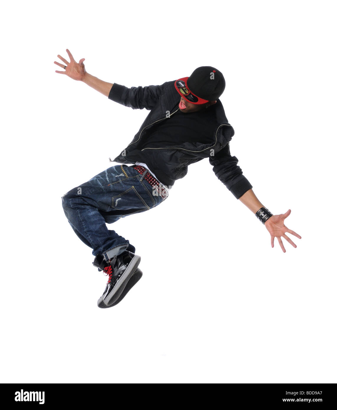 Afrikanische amerikanische Hip-Hop-Tänzer springen über einen weißen Hintergrund Stockfoto
