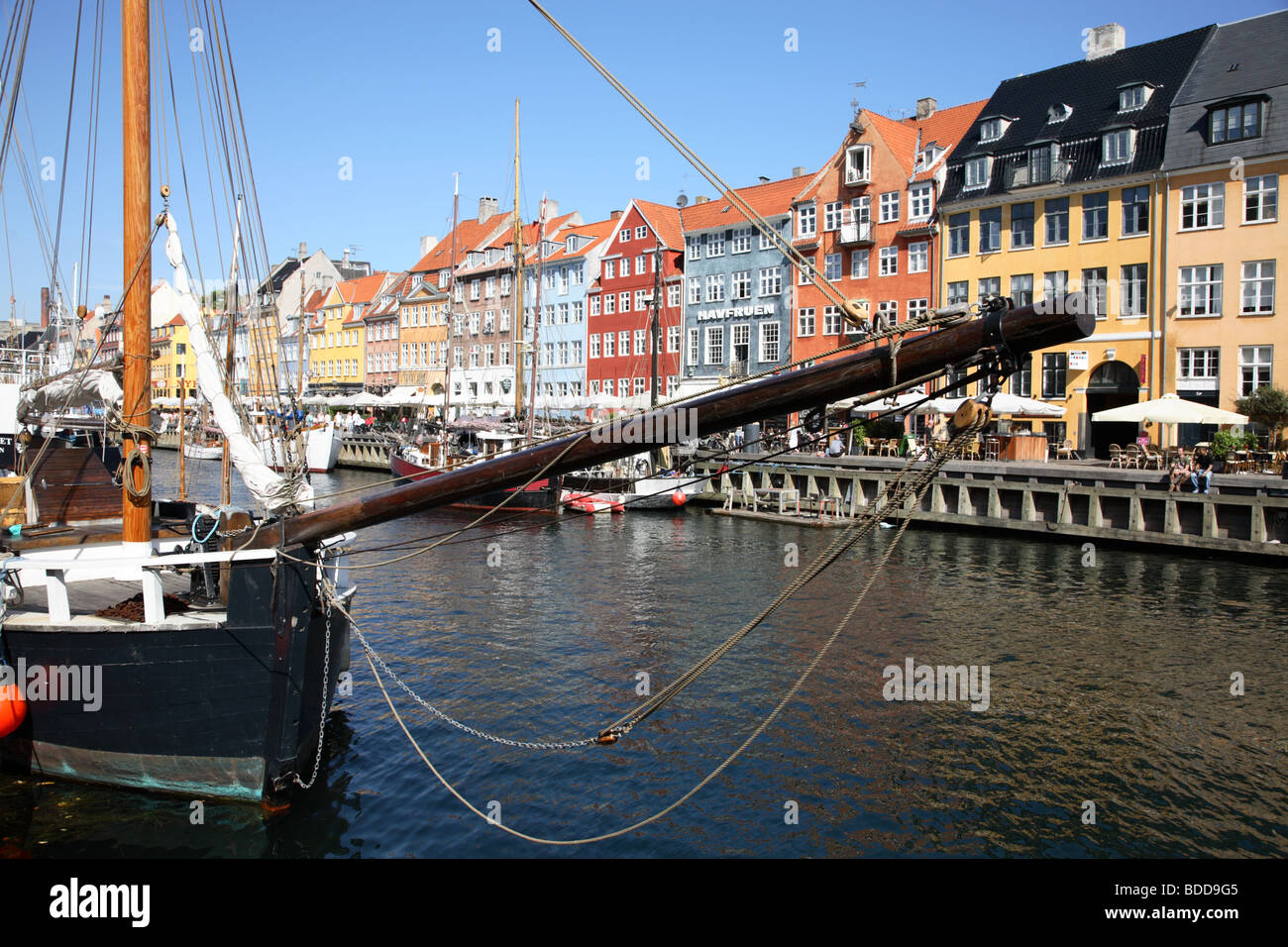 Der Kanal in Nyhavn Kopenhagen - Hafen die alten Viertel berühmt für die alten bemalten Häusern, Restaurants, Bars und Kreuzfahrten. Stockfoto