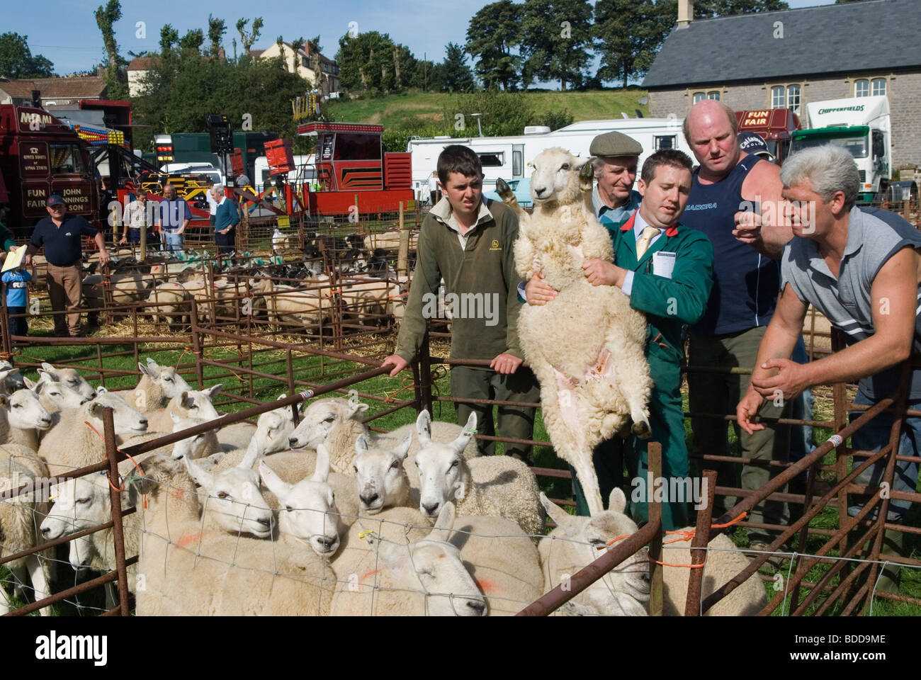 Priddy Schaf Fair Somerset UK Auktionator in grünen Smock mit Eine Gruppe von Schafzüchtern HOMER SYKES Stockfoto