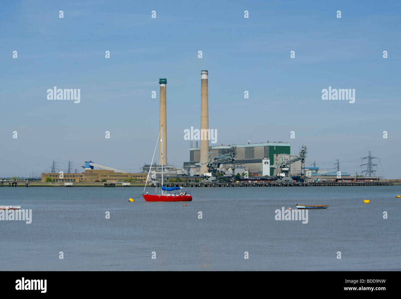 Tilbury Kraftwerk Essex England über die Themse von Gravesend Kent uk Großbritannien aus gesehen Stockfoto