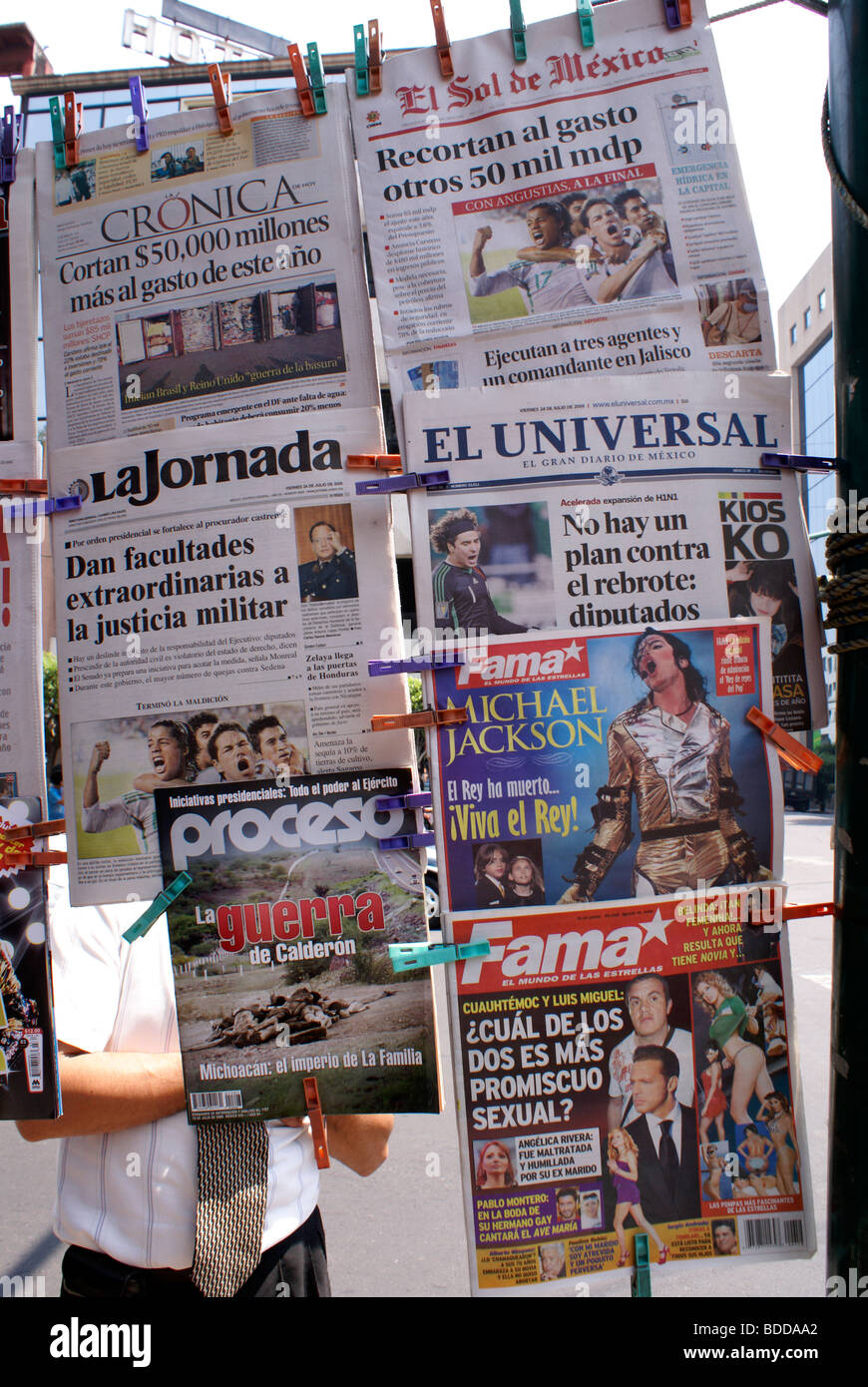 Spanische Sprache Zeitungen Boulevardzeitungen und Zeitschriften am Kiosk in Mexiko-Stadt Stockfoto