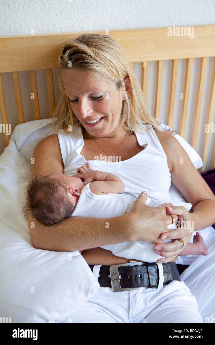 Mutter ist das Stillen ihr neugeborenes Baby Stockfoto