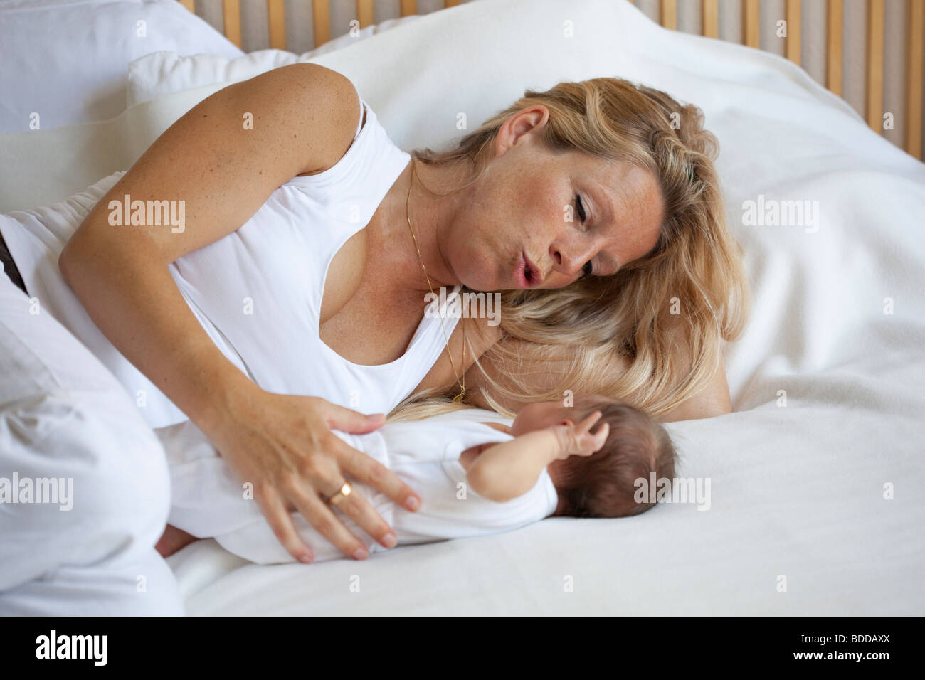 Mutter spricht mit ihrem Neugeborenen baby Stockfoto