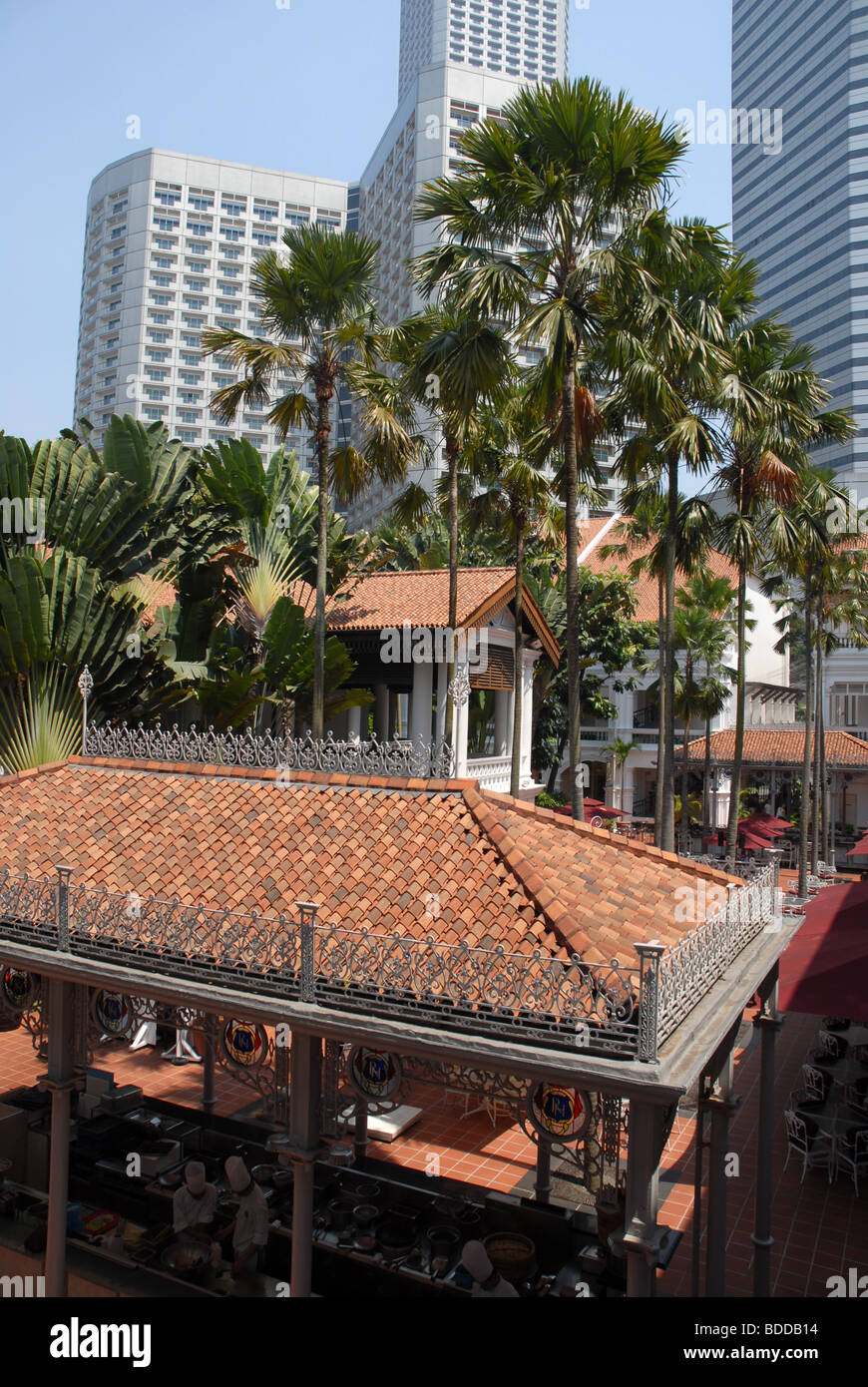 auf der Suche bis zu 3 Köche bei der Outdoor-Küche, Raffles Courtyard, Raffles Hotel, Singapur Stockfoto
