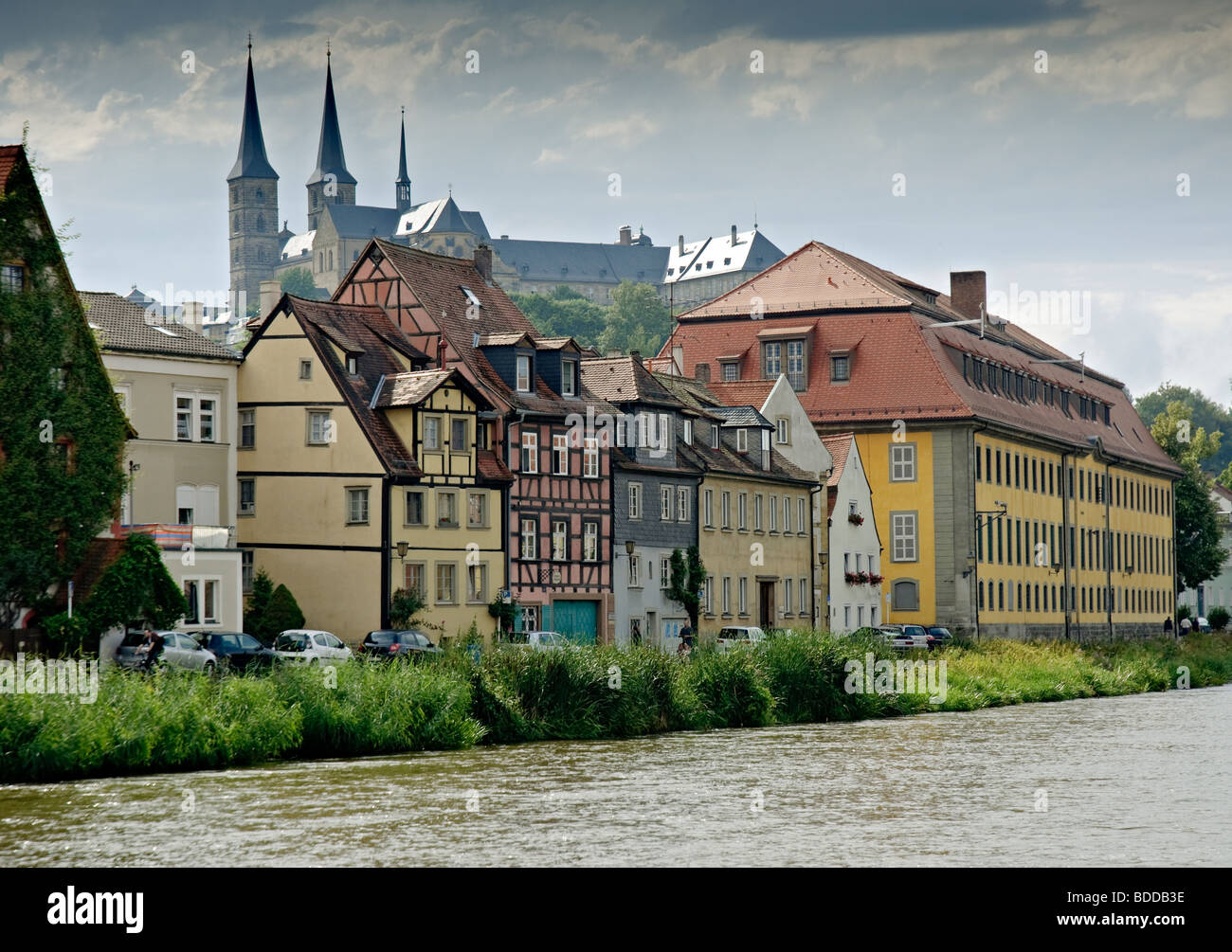 Blick über den Fluss Regnitz, Michaelskirche im Unesco Welt Kulturerbe Stadt Bamberg, Deutschland. Stockfoto