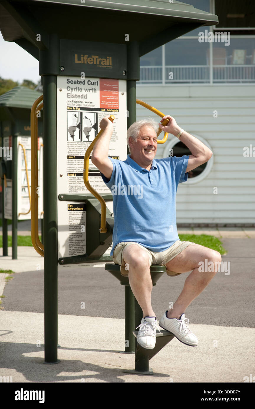 eine aktive 72 Jahre alte Mann tut geringen Auswirkungen auf die outdoor-Übungen, halten Fit und mobil Stockfoto