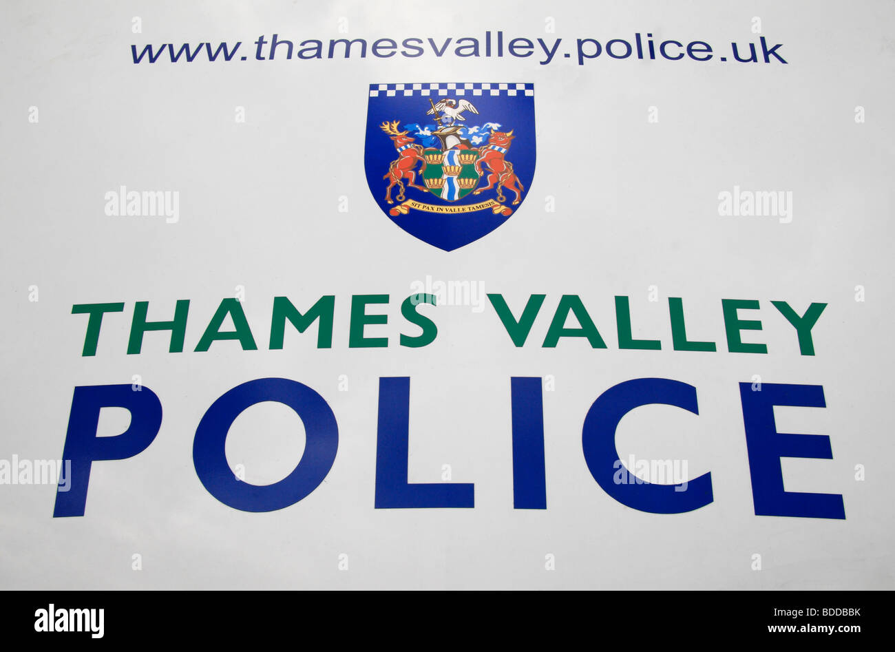 Die Insignien, Website, Logo und Abzeichen der Thames Valley Police auf der Motorhaube eines Autos in Datchet, Berkshire. Stockfoto