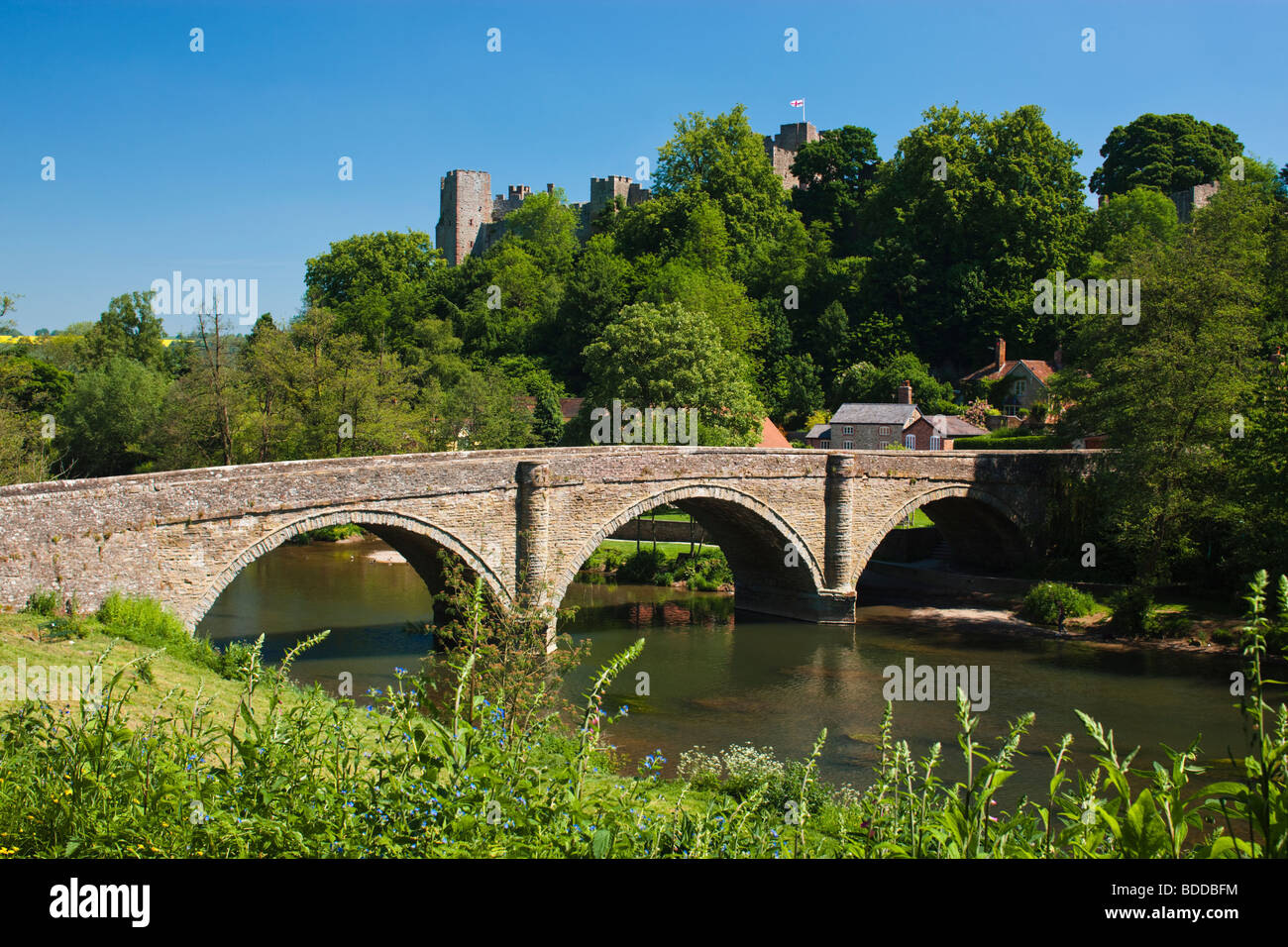 Ludlow Castle und Dinham Brücke über Fluß Teme Ludlow Shropshire, England Stockfoto