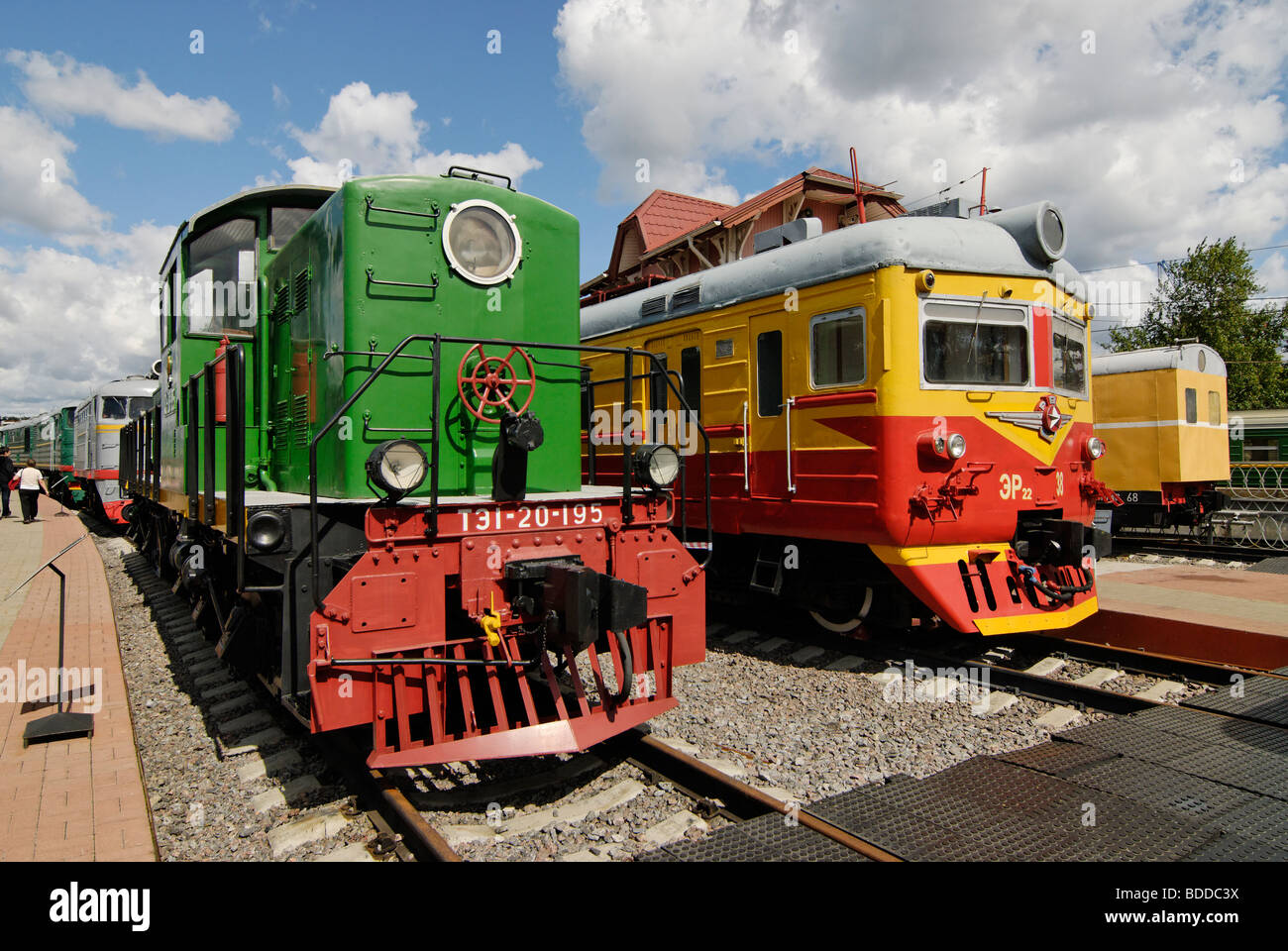 Diesel Lokomotive TE1-20 und elektrischen Zug ER 38 wie die Exponate in Moskau Eisenbahnmuseum Stockfoto