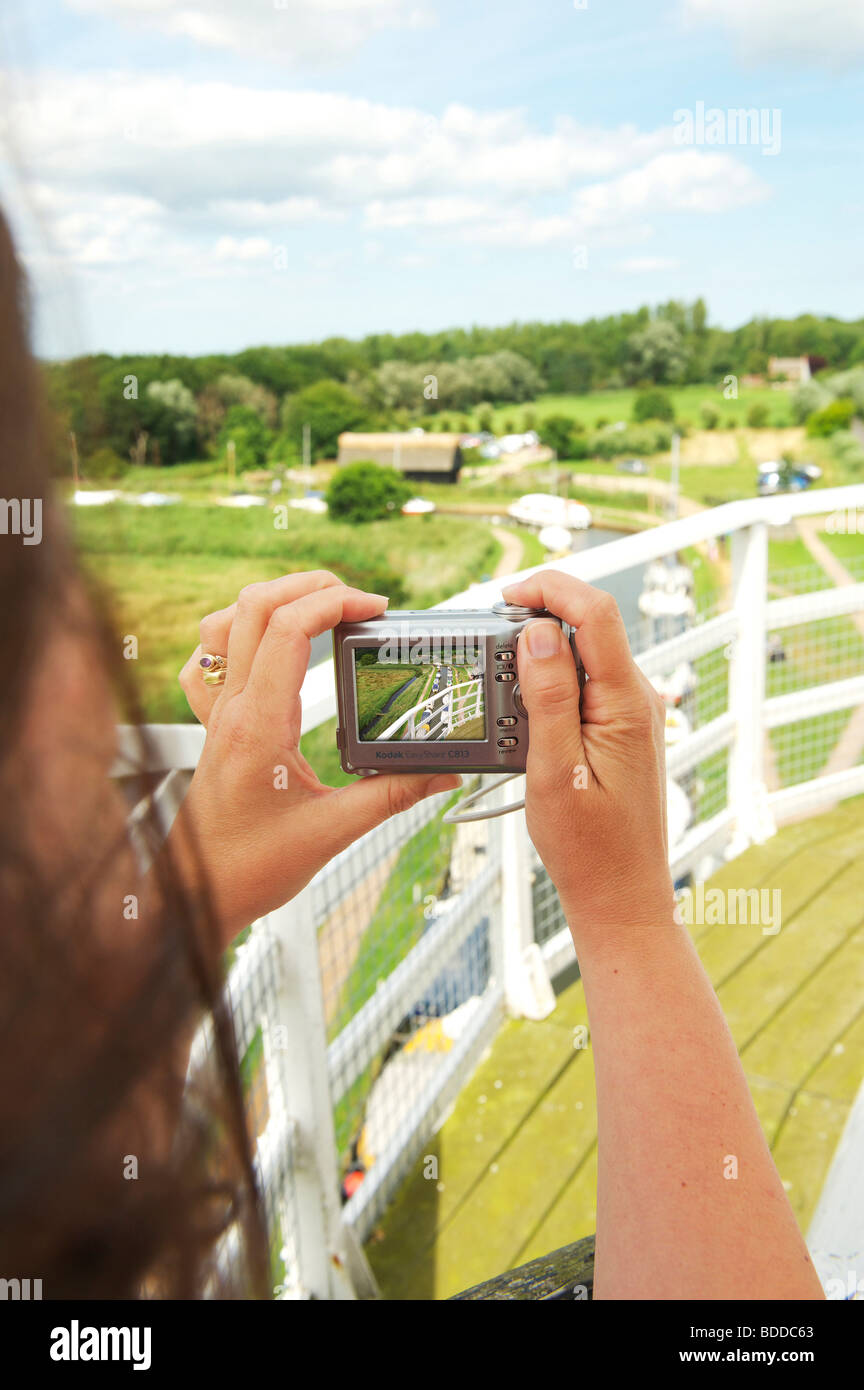 Urlauber, die digital fotografieren von der Spitze des Horsey Mühle Wind Pumpen an einem Sommertag Stockfoto