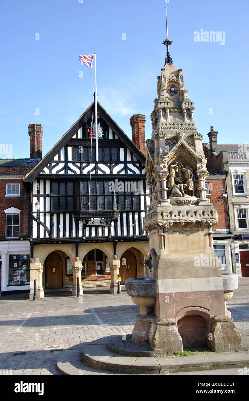 Altes Rathaus und Brunnen, Marktplatz, Saffron Walden, Essex, England, Vereinigtes Königreich Stockfoto