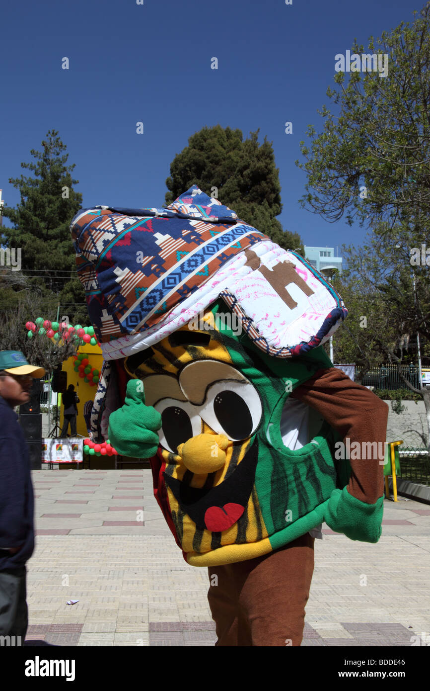 Eine Person, die als Fingerabdruck gekleidet ist, das Maskottchen/Symbol der Kampagne zur Herstellung eines neuen biometrischen Wahlverzeichnisses, La Paz, Bolivien. Stockfoto