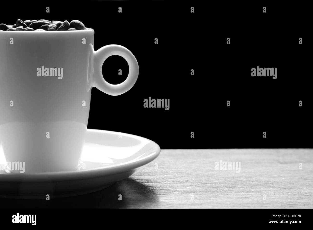 Kaffee-Tasse mit Kaffeebohnen Stockfoto