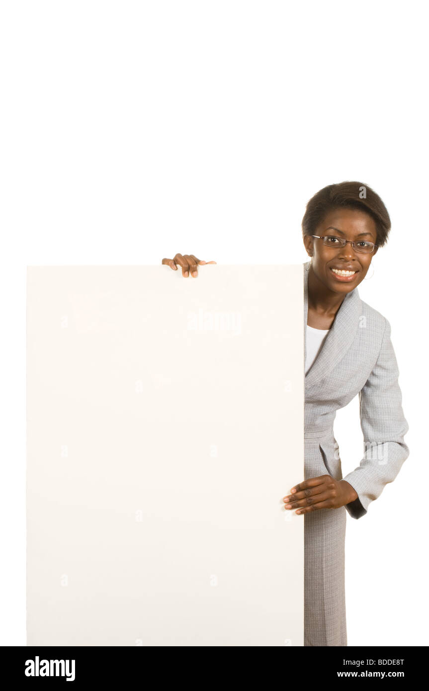 Eine glückliche attraktive afrikanische Geschäftsfrau hält eine leere Karte für Text oder Grafiken vor dem Hintergrund von reinem weiß (255). Stockfoto