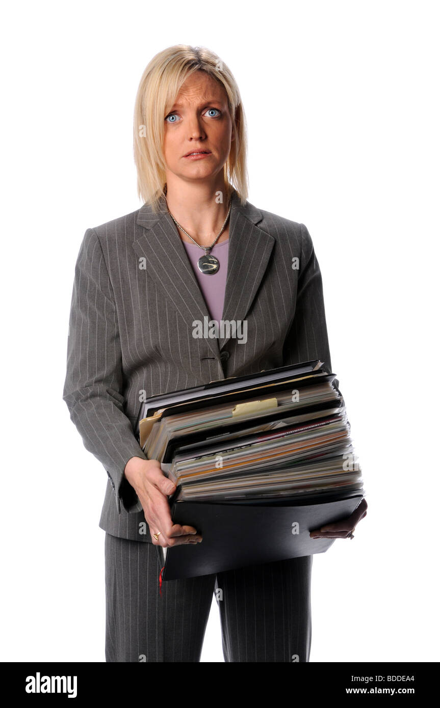 Verärgert Geschäftsfrau hält großen Stapel von Dateien Stockfoto