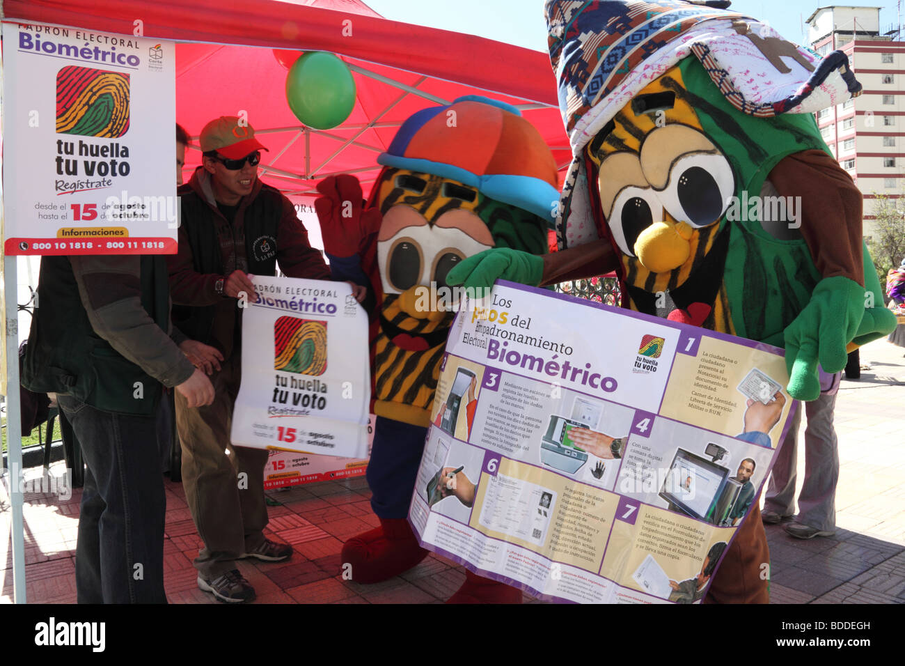 Figuren, die als Fingerabdrücke gekleidet sind und Poster mit Informationen über die neue biometrische Wahlliste halten, Teil einer öffentlichen Kampagne, La Paz, Bolivien Stockfoto