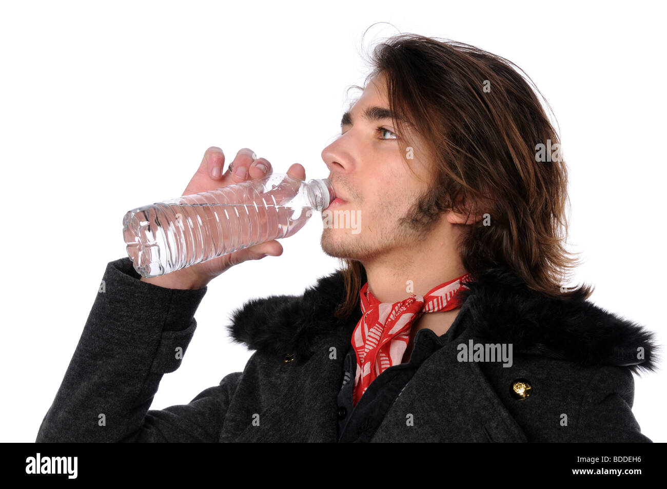 Porträt des jungen Mannes in Flaschen abgefülltes Wasser zu trinken Stockfoto