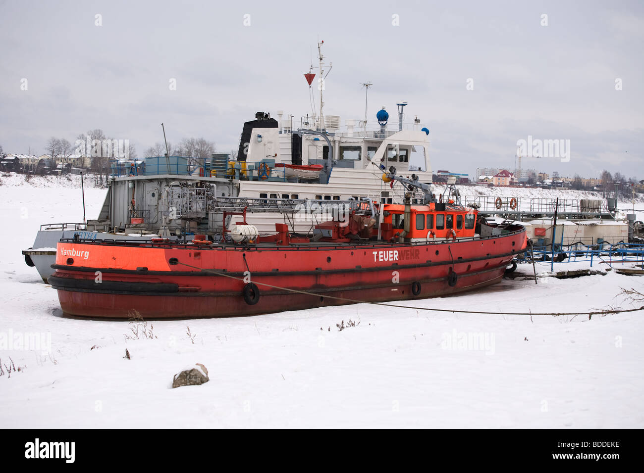 Alten Feuer Boot im Winter Fluss Stockfoto