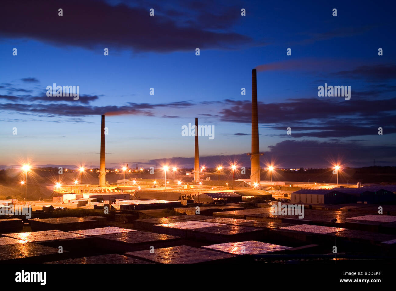 Whittlesey Ziegelei in der Nacht mit aktiven Schornsteinen und Stapel von Backsteinen Stockfoto