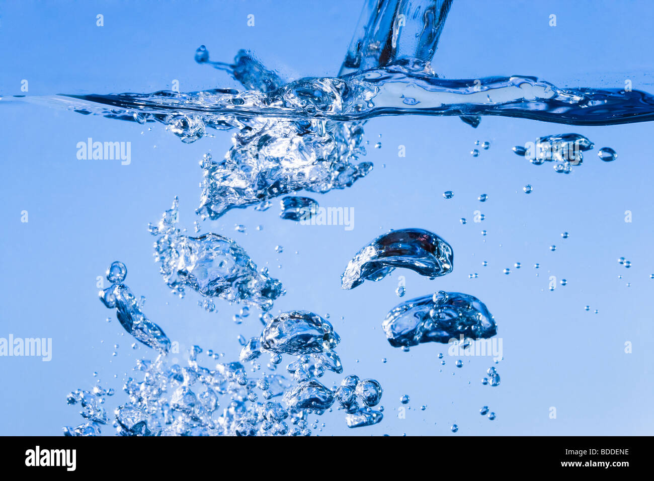 Strömendes Wasser Luftblasen unter der Oberfläche erstellen Stockfoto