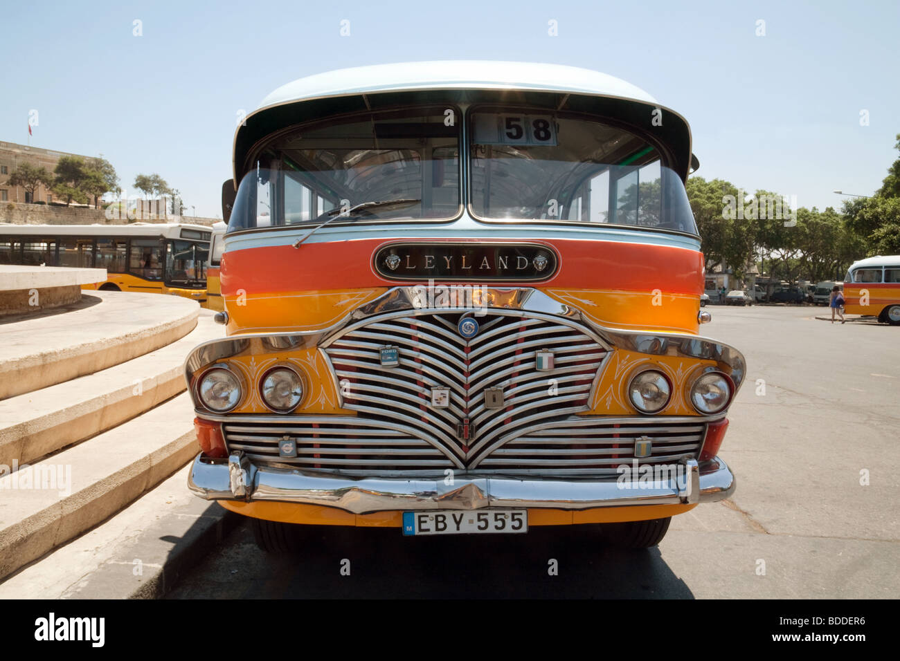 Traditionellen gelben Busse, Valletta, Malta Stockfoto