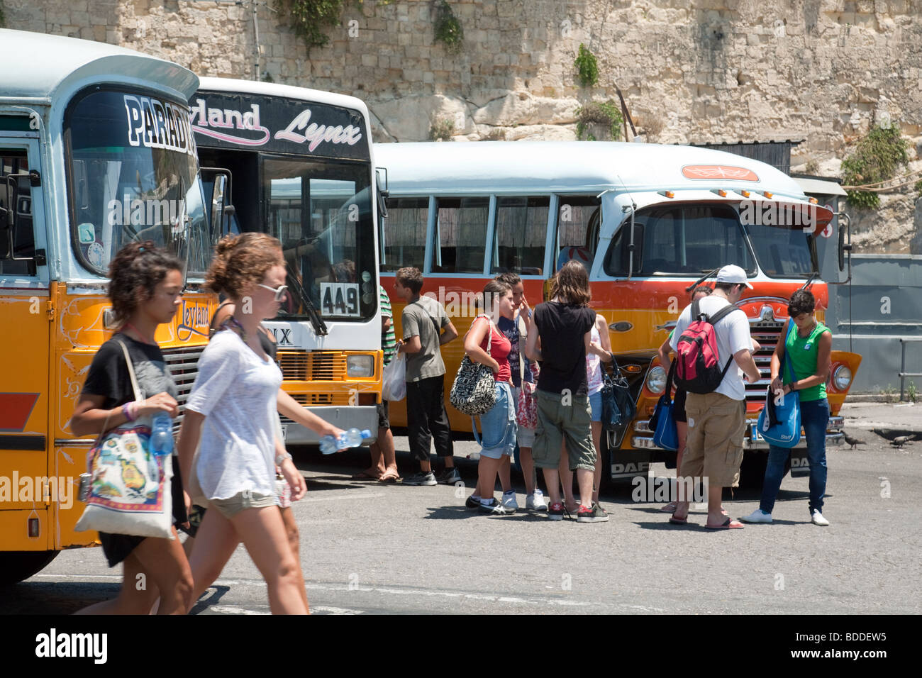 Traditionellen gelben Busse, Valletta, Malta Stockfoto