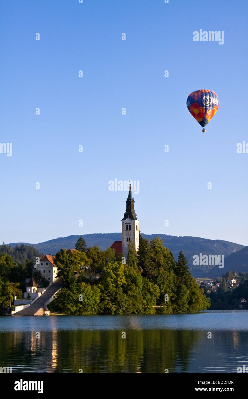 Früh morgens am See Bled Slowenien mit Heißluftballon Stockfoto