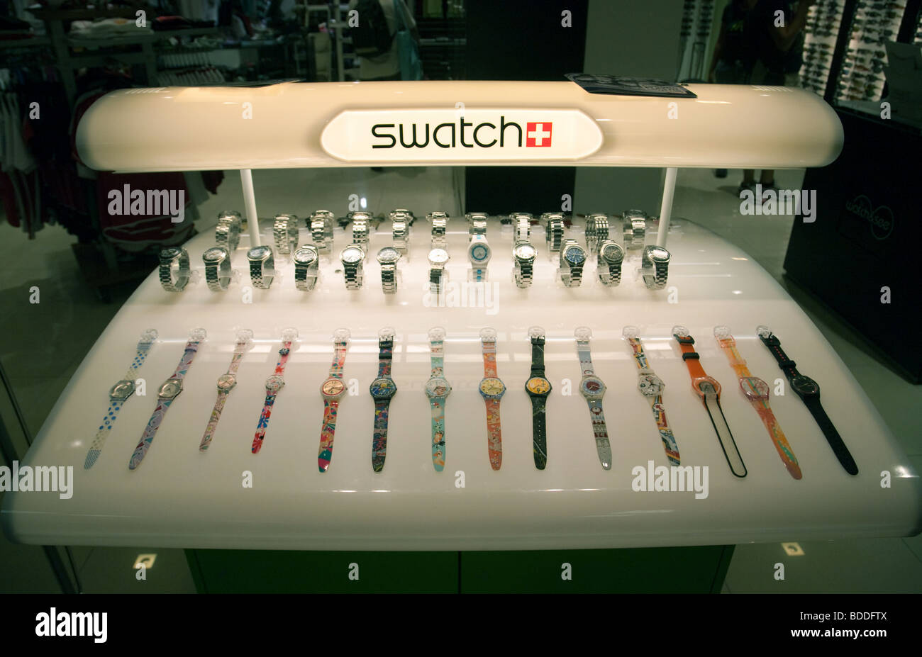 Eine Anzeige bei der Swatch Uhren zum Verkauf in einem Swatch shop Stockfoto