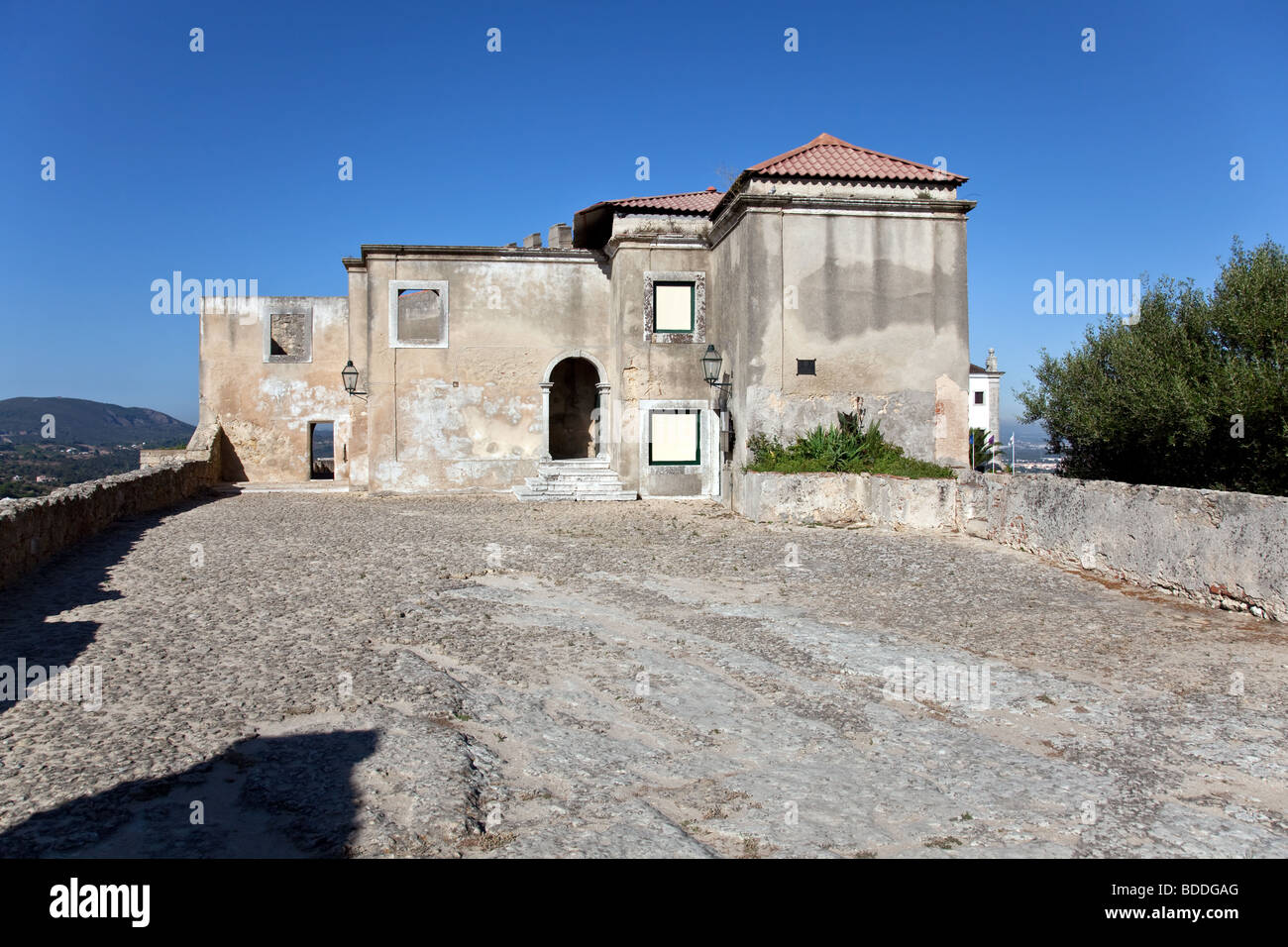 Capelo House, eines der historischen Strukturen im Inneren der Burg von Palmela. Palmela, Distrikt Setúbal, Portugal. Stockfoto