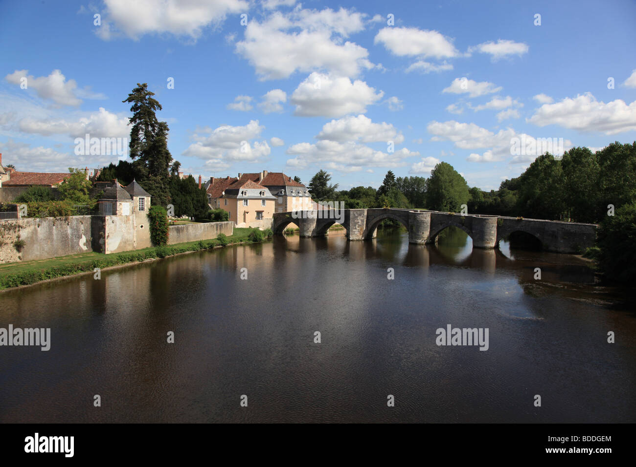 Der Blick auf Saint-Savin von der Brücke über den Fluss Gartempe Stockfoto