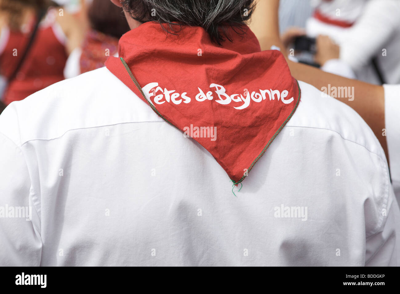 Roten Halstuch auf Festival Goer auf der Fêtes de Bayonne, Frankreich Stockfoto