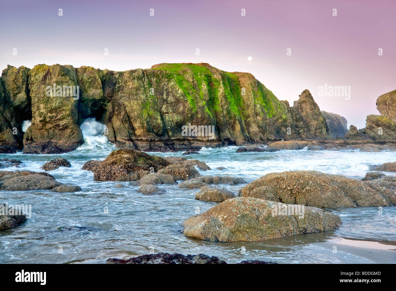 Felsen, Mond, Ebbe und Welle am Strand von Bandon. Oregon Stockfoto