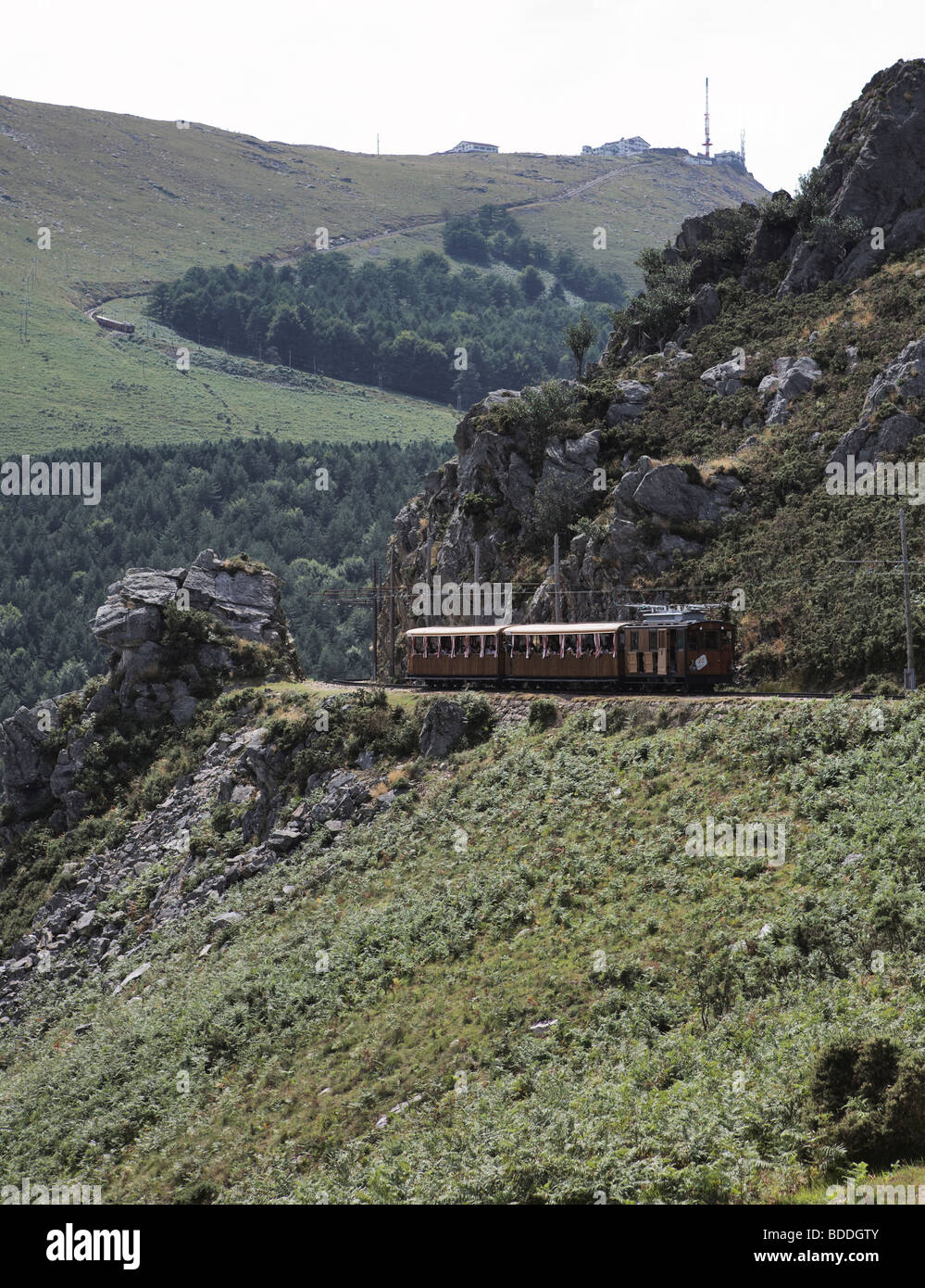 Trainieren Sie eine Cremaillere (Zahnrad Bahn) an La Rhune Berg- und Beobachtung Punkt, Baskenland, Frankreich Stockfoto