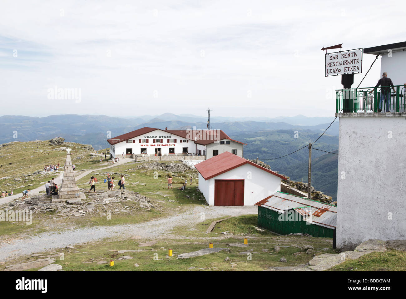 Cafe und Restaurant im La Rhune Berg- und Beobachtung zeigen, Baskenland, Frankreich Stockfoto