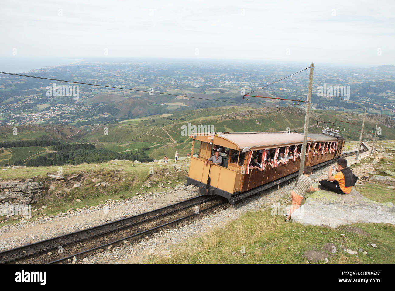 Trainieren Sie eine Cremaillere (Zahnrad Bahn) an La Rhune Berg- und Beobachtung Punkt, Baskenland, Frankreich Stockfoto