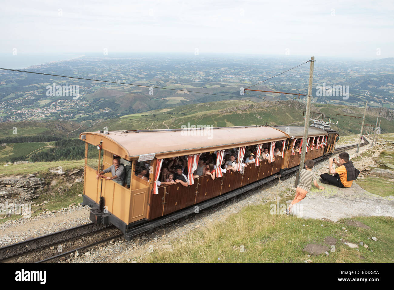 Trainieren Sie eine Cremaillere (Zahnrad Bahn) an La Rhune Berg- und Beobachtung Punkt, Baskenland, Frankreich Stockfoto
