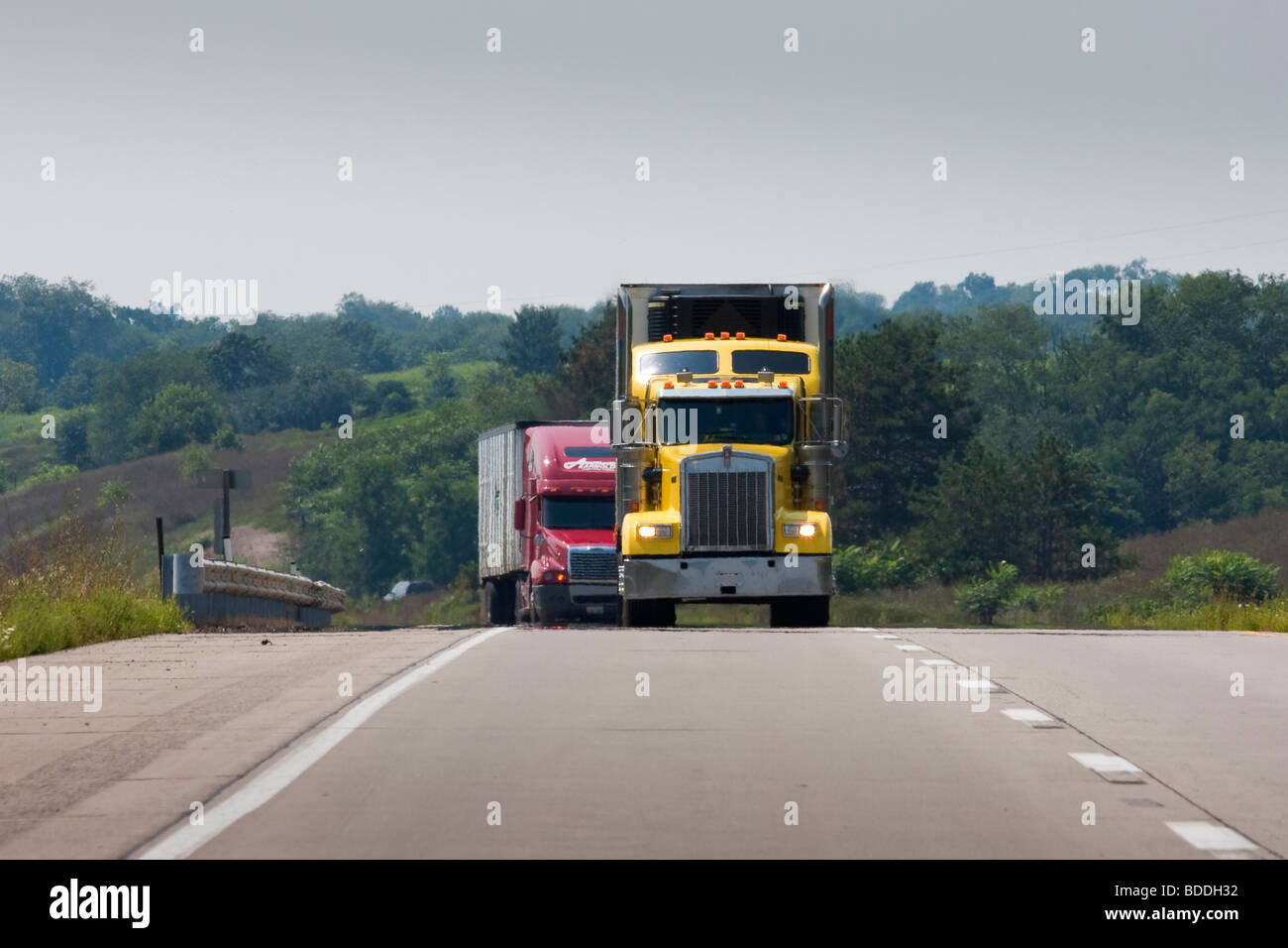 Gelbe Lastwagen auf der Autobahn Stockfoto