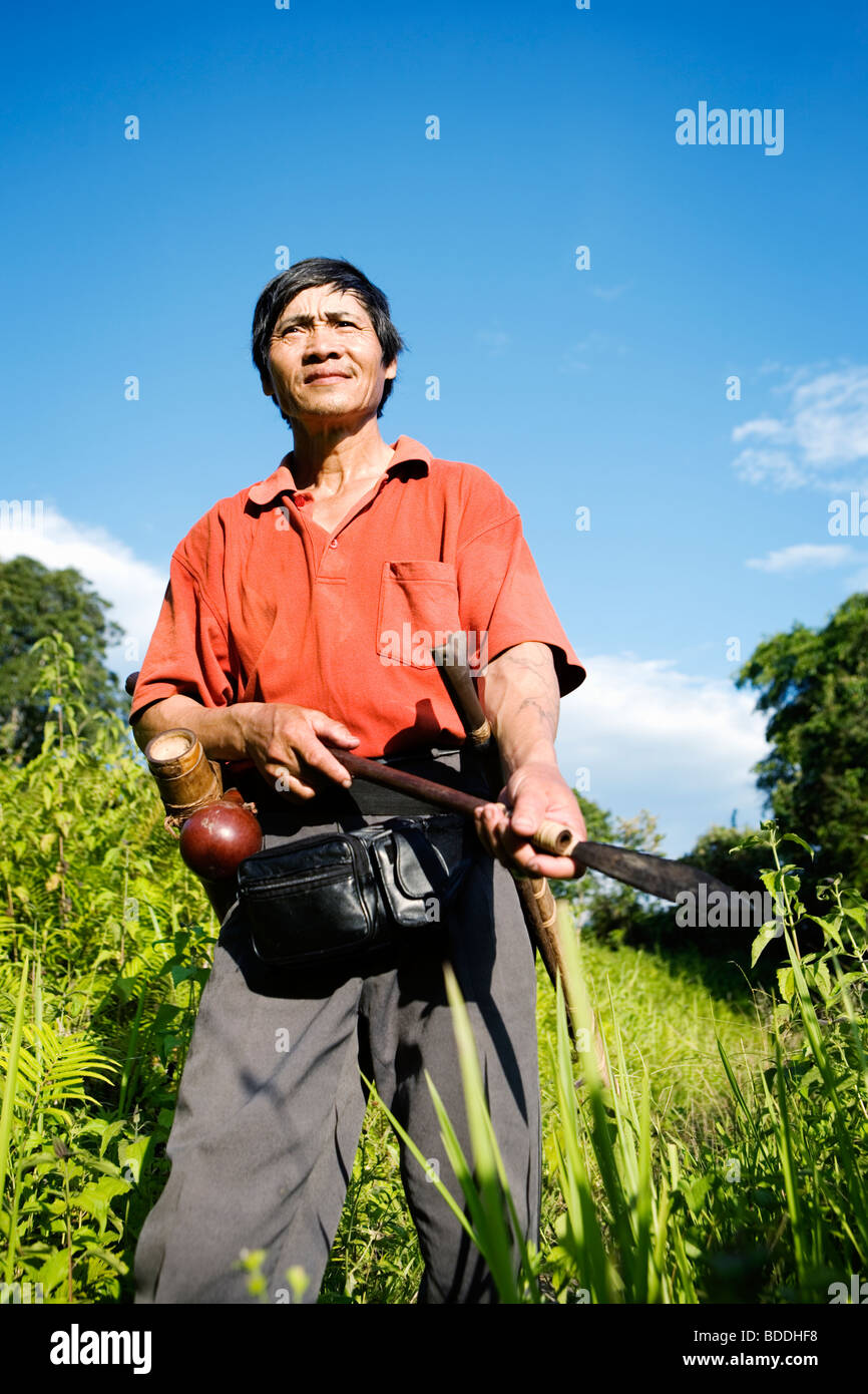 Eine Penan-Mann (ehemaliger Jäger und Sammler) mit seinem Blasrohr in den Kelabit Highlands (Sarawak, Borneo, Malaysia). Stockfoto