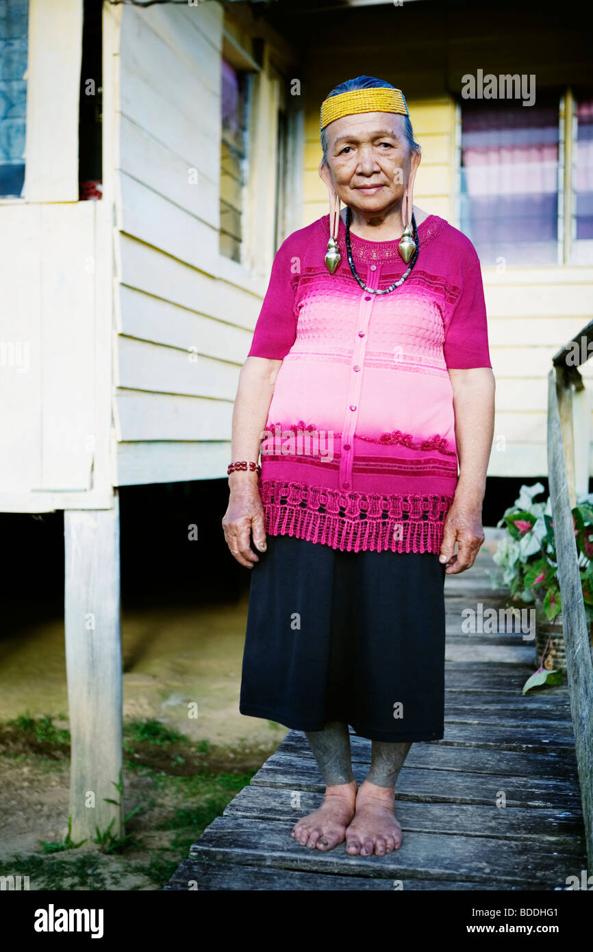 Eine Kelabit Frau (mit traditionellen Bein Tattoos und Ohrringe) in den Kelabit Highlands (Sarawak, Borneo, Malaysia). Stockfoto