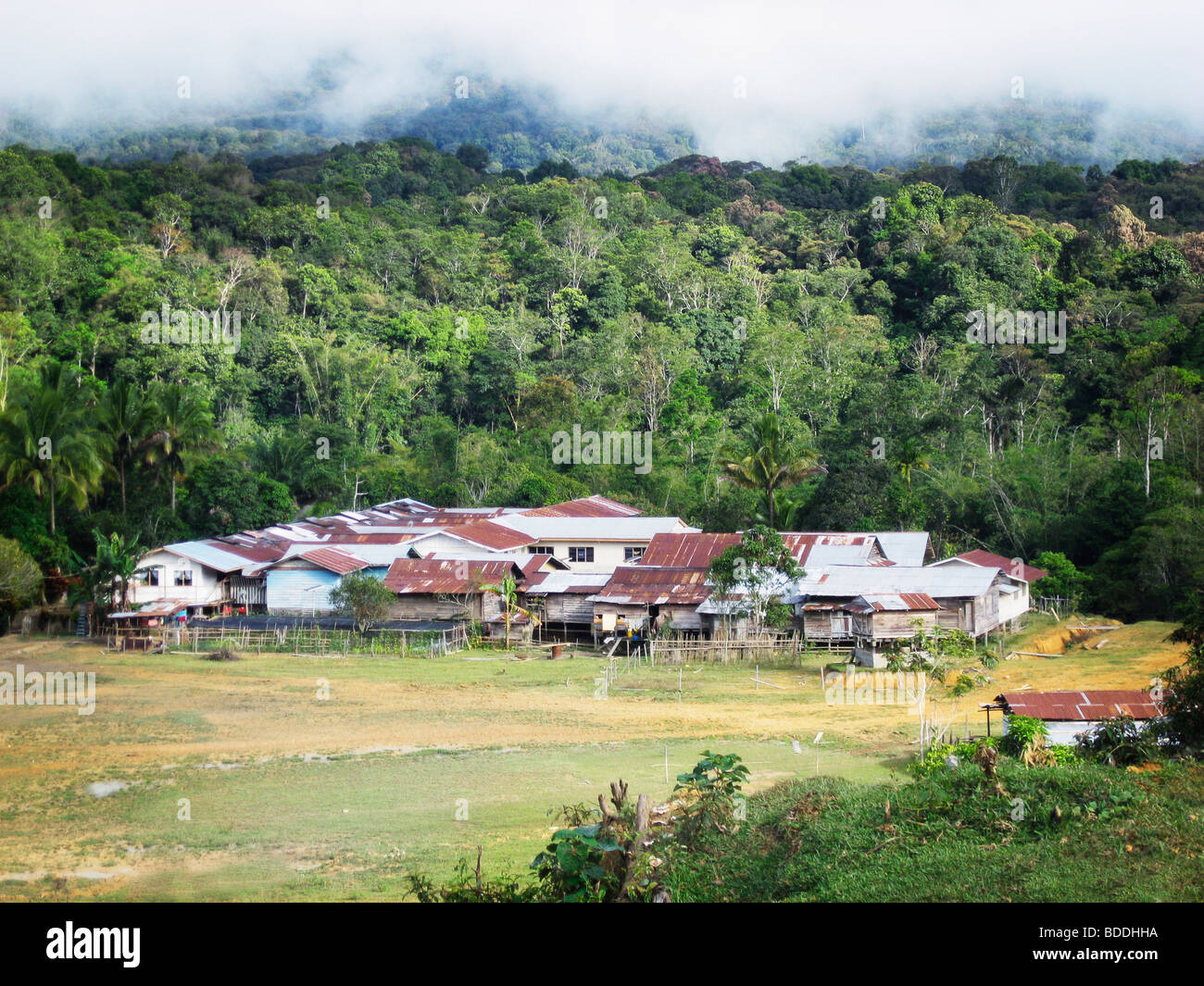 PA-Mada ist eine typische kleine Dschungel-Dorf in den Kelabit Highlands (Sarawak, Borneo, Malaysia). Stockfoto